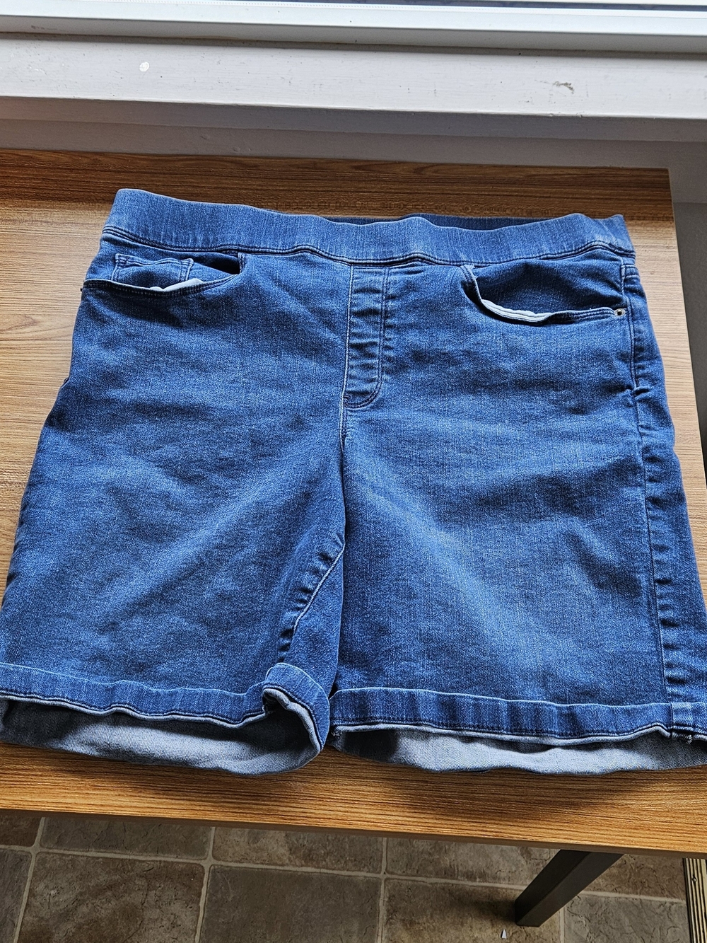 DKNY Women's Mid-Blue Denim Shorts Size XL